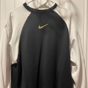 Nike crewneck— barely worn